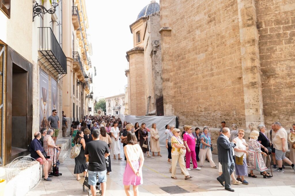 La devoción valenciana se viste de fe: las entidades de la Basílica peregrinan a la Catedral por el Año Jubilar del Santo Cáliz 13 828055320 1085704594180055 7365969743392270995 n