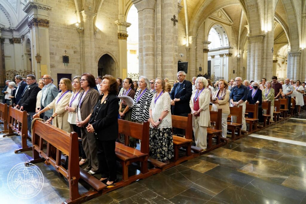 La devoción valenciana se viste de fe: las entidades de la Basílica peregrinan a la Catedral por el Año Jubilar del Santo Cáliz 4 828127936 1085707997513048 2243170447071122688 n