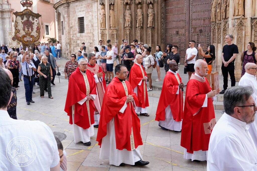 La devoción valenciana se viste de fe: las entidades de la Basílica peregrinan a la Catedral por el Año Jubilar del Santo Cáliz 30 828127954 1085701217513726 4633101675217094868 n
