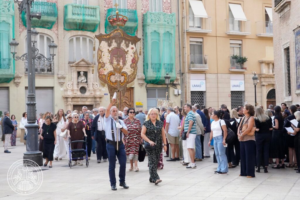 La devoción valenciana se viste de fe: las entidades de la Basílica peregrinan a la Catedral por el Año Jubilar del Santo Cáliz 36 828169748 1085701214180393 2453026720330563524 n