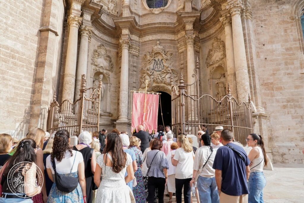 La devoción valenciana se viste de fe: las entidades de la Basílica peregrinan a la Catedral por el Año Jubilar del Santo Cáliz 12 828204791 1085704660846715 441352483622502704 n