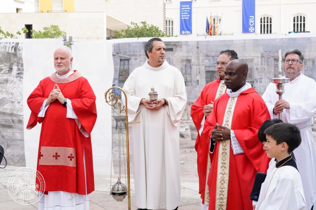 La devoción valenciana se viste de fe: las entidades de la Basílica peregrinan a la Catedral por el Año Jubilar del Santo Cáliz 15 828311255 1085699874180527 3331446812862219290 n