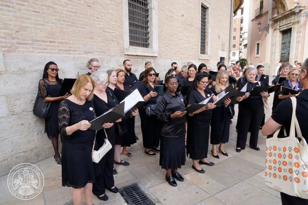 La devoción valenciana se viste de fe: las entidades de la Basílica peregrinan a la Catedral por el Año Jubilar del Santo Cáliz 42 828606554 1085699640847217 4887614111044405743 n