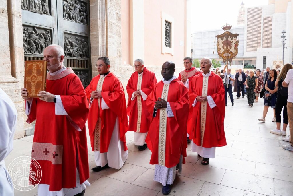 La devoción valenciana se viste de fe: las entidades de la Basílica peregrinan a la Catedral por el Año Jubilar del Santo Cáliz 34 828653124 1085701250847056 5268767713125782240 n