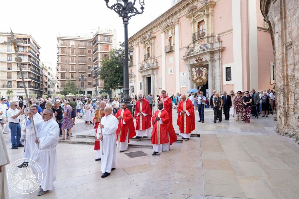 La devoción valenciana se viste de fe: las entidades de la Basílica peregrinan a la Catedral por el Año Jubilar del Santo Cáliz 29 828812672 1085701370847044 8006913764595312775 n