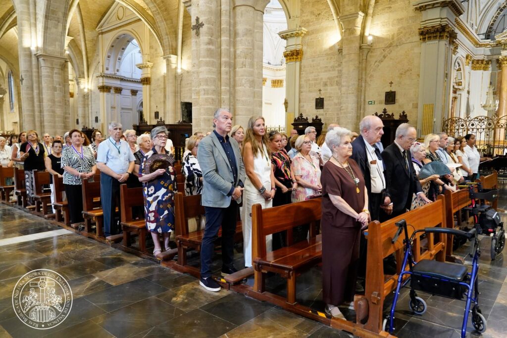 La devoción valenciana se viste de fe: las entidades de la Basílica peregrinan a la Catedral por el Año Jubilar del Santo Cáliz 5 829075657 1085707987513049 6205636891593765782 n