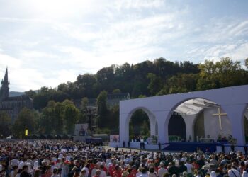 El Papa León XIV reúne a 150.000 peregrinos en una multitudinaria Misa en el Santuario de Lourdes