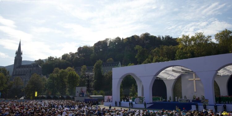 El Papa León XIV reúne a 150.000 peregrinos en una multitudinaria Misa en el Santuario de Lourdes