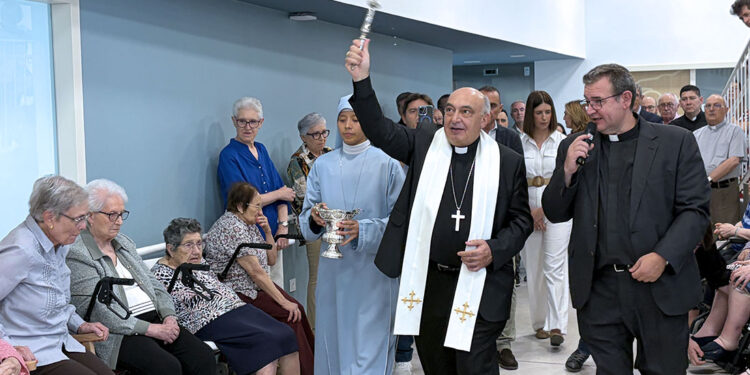 El Arzobispo bendice las nuevas instalaciones de la residencia La Beneficencia de Ontinyent