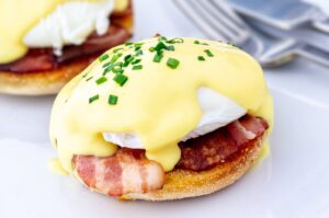 huevos benedict con bacon