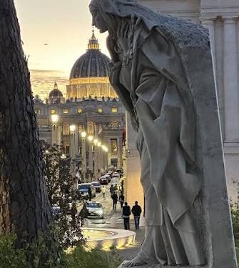 La monja sin poder que movió el Vaticano: a 650 años del fin del «Cautiverio de Aviñón»