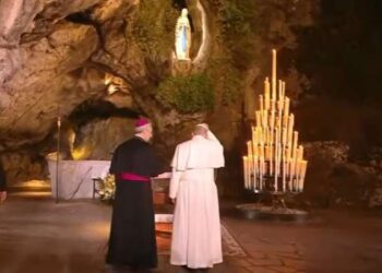 El Papa llama a Francia a reconstruirse desde sus raíces de fe y concluye su jornada en Lourdes