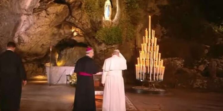 El Papa llama a Francia a reconstruirse desde sus raíces de fe y concluye su jornada en Lourdes