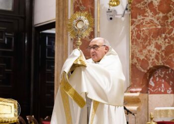 La Iglesia de Valencia se une en fe: Rosario y Adoración Eucarística por la salud del Papa León XIV