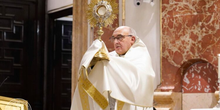 La Iglesia de Valencia se une en fe: Rosario y Adoración Eucarística por la salud del Papa León XIV