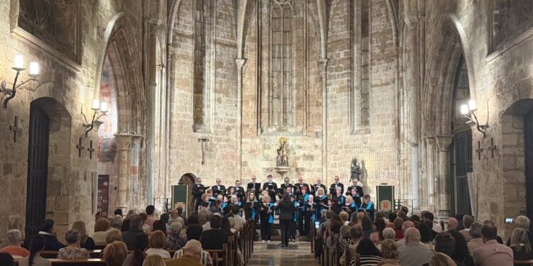 La música coral se hace luz y solidaridad en la histórica iglesia de San Juan del Hospital de Valencia