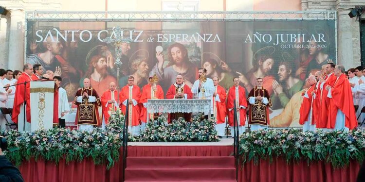 El Santo Cáliz moviliza a Valencia en una histórica y multitudinaria Misa de Clausura