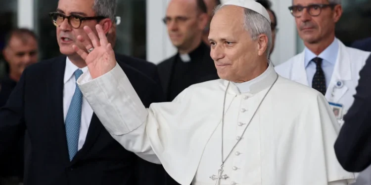 El Papa León XIV es dado de alta tras su operación pulmonar y regresa al Vaticano
