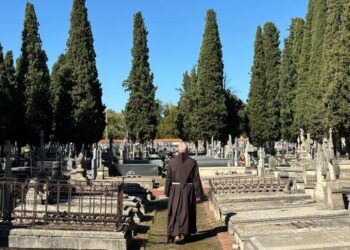 El fraile carpintero que lleva 23 años rezando entre tumbas: «Para mí, la muerte es cambiar de vida»