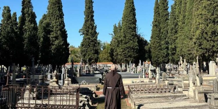 El fraile carpintero que lleva 23 años rezando entre tumbas: «Para mí, la muerte es cambiar de vida»