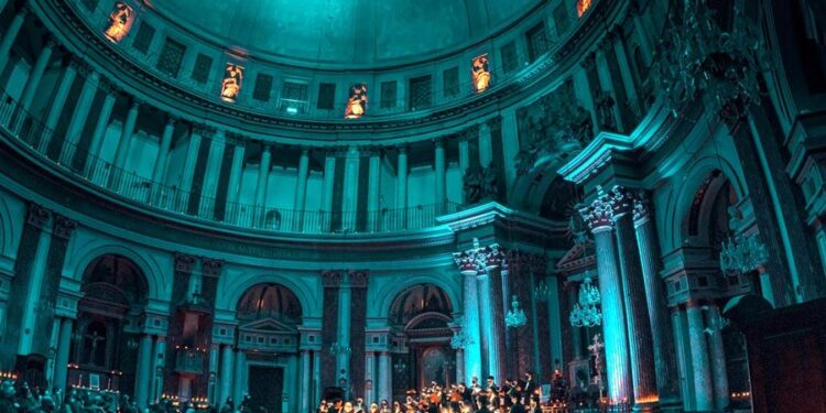 Crónica de un Renacimiento: Cuando la música levanta el vuelo bajo el azul de las Escuelas