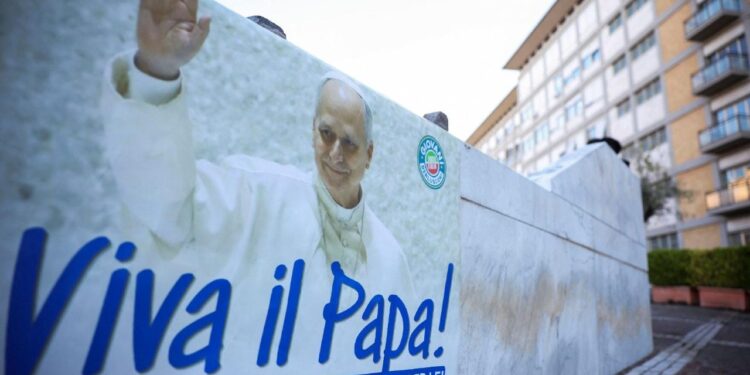 Evolución favorable del Papa León XIV tras su intervención quirúrgica: "Pasó buena noche y ya se ha levantado"