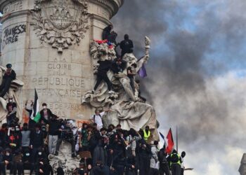 Los obispos franceses condenan la ola de violencia que asola el país y piden frenar la «espiral mortífera»