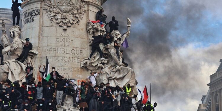 Los obispos franceses condenan la ola de violencia que asola el país y piden frenar la «espiral mortífera» 1 Los obispos franceses condenan la ola de violencia que asola el país y piden frenar la «espiral mortífera»