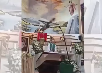 Tragedia en Ecuador: Muere un sacerdote en plena misa tras caerle encima una pesada cruz de madera