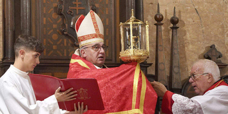 El arzobispo de Valencia Enrique Benavent convoca a la diócesis a la clausura del Jubileo del Santo Cáliz 1 El arzobispo de Valencia Enrique Benavent convoca a la diócesis a la clausura del Jubileo del Santo Cáliz en la plaza de la Virgen